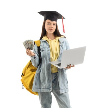 Eğitim için birikimleri ve beyaz arka planda dizüstü bilgisayarı olan genç bir kadın.