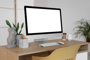 Oturma odasında modern bilgisayarlı işyeri