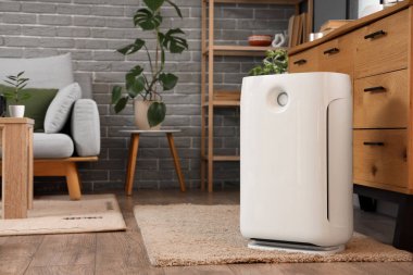 Oturma odasındaki çekmecelerin yanında hava nemlendirici var.