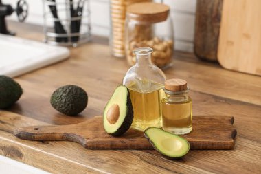 Mutfak tezgahında bir şişe taze avokado yağı.