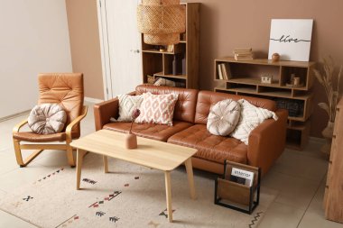 Oturma odasında rahat bir kanepe, sehpa ve koltuk var.