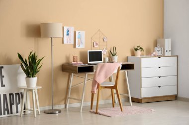 Moda tasarımcısının çalışma odası ve lambalı.