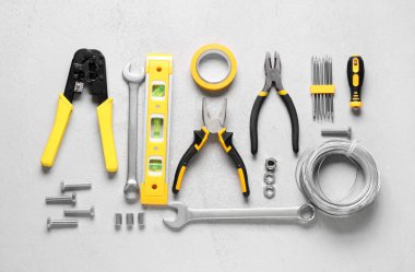 Beyaz grunge arkaplan üzerinde inşaat araçları düzenleme