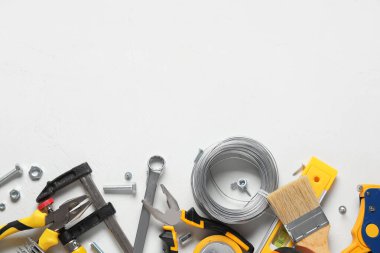 Beyaz grunge arka planında kablolar ve inşaat araçları