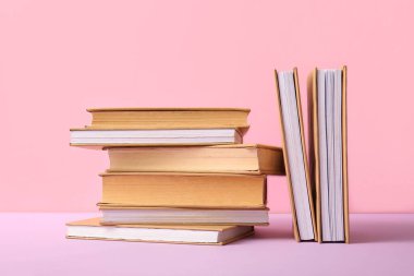 Renkli arkaplan üzerine birçok kitap