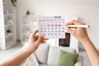 Evde adet takviminde kadın eli işaretleme periyodu, yakın çekim