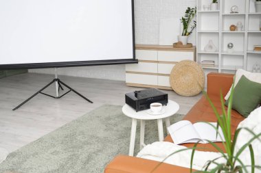 Projektör ve kanepe ile oturma odasının içinde.