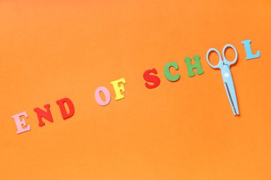 Turuncu arkaplandaki renkli harf ve makaslardan oluşan Okulun Metin Sonu