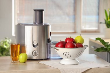 Mutfaktaki masada elma sıkacağı.