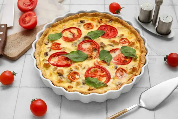 Beyaz fayanslı ıspanak yapraklı lezzetli domates tartı.