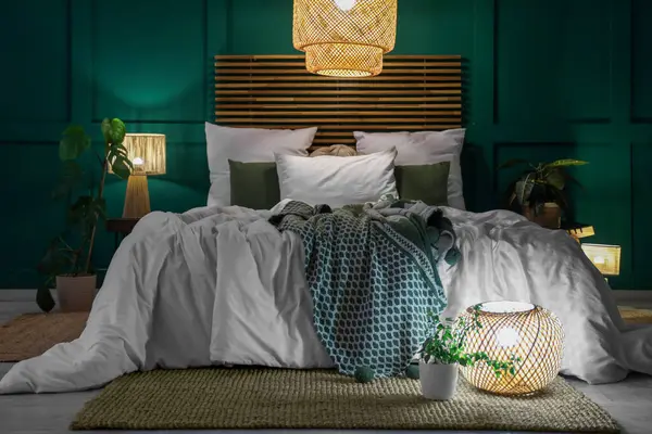 Şık bir yatak odası, rahat bir yatak odası, çiçekler ve geceleri parlayan lambalar.