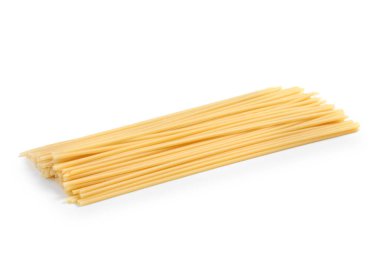 Beyaz arka planda izole edilmiş çiğ makarna.