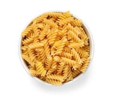 Beyaz zemin üzerinde izole edilmiş bir tabak çiğ fusilli makarna.