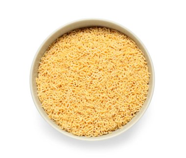 Beyaz arkaplanda çiğ alfabe makarna kasesi