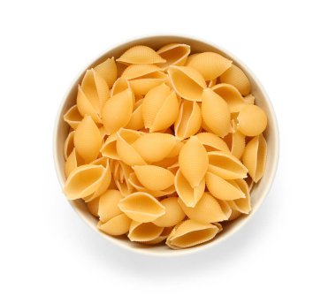 Beyaz arka planda çiğ koni makarnalı kase