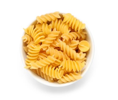 Beyaz zemin üzerinde izole edilmiş bir tabak çiğ fusilli makarna.
