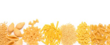 Beyaz zemin üzerinde farklı türde ham makarna içeren kompozisyon