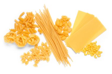 Beyaz zemin üzerinde izole edilmiş farklı türde ham makarna içeren kompozisyon