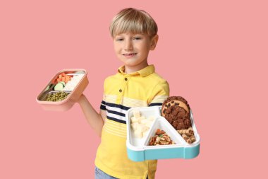 Pembe arka planda beslenme çantası olan küçük bir çocuk.