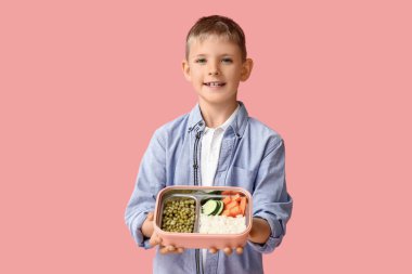 Pembe arka planda beslenme çantası olan küçük çocuk.