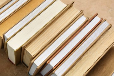 Bej grunge arkaplanı hakkında birçok farklı kitap