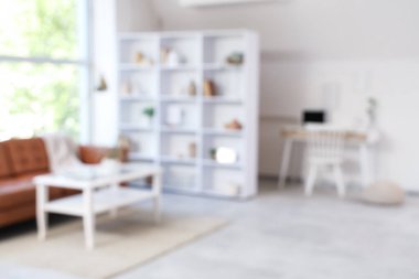 Bulanık oturma odası, raf ünitesi, kanepe ve işyeri.