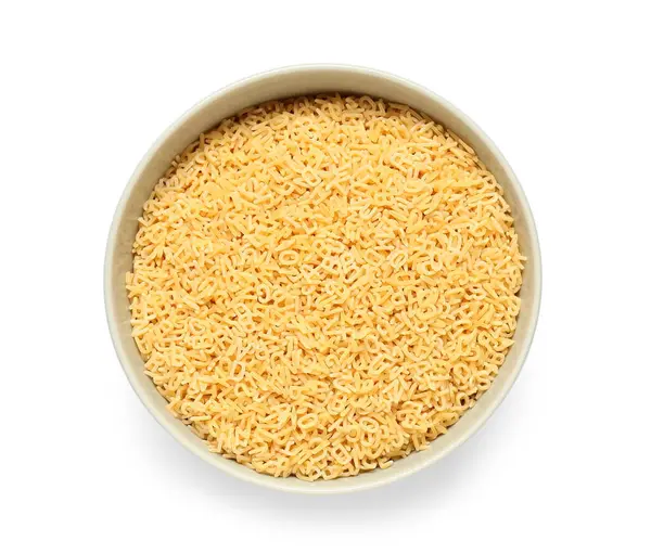 Beyaz arkaplanda çiğ alfabe makarna kasesi