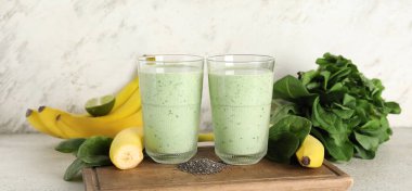 Beyaz arka planda muzlu ve chia tohumlu taze ıspanaklı smoothie.