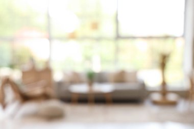 Oturma odasında rahat bir kanepe, işyeri, pencere ve koltuk, bulanık bir görüntü.