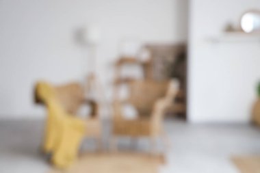 Hasır koltuklu, aydınlık oturma odasının içi bulanık