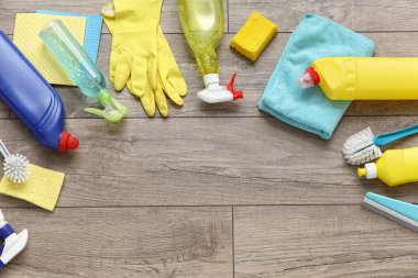 Lastik eldivenli temizlik ürünleri.
