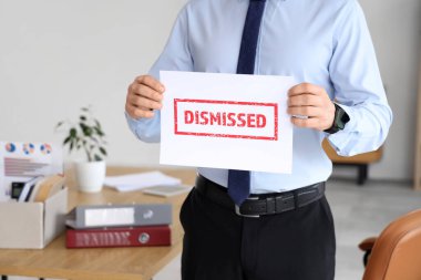 Sözcüklerle dolu kağıtları tutan genç adam ofiste kayboldu.