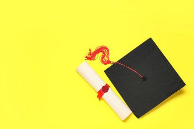 Havan tahtası ve sarı arka planda diploma