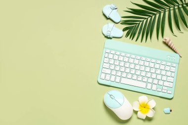 Yeşil arka planda fare ve plaj dekorlu bilgisayar klavyesi