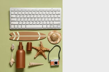 Renkli plaj dekorlu bilgisayar klavyesi