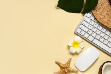 Fare, şapka ve bej arkaplanda plaj dekoru olan bilgisayar klavyesi