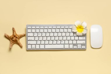Fare, denizyıldızı ve bej arkaplanlı Plumeria çiçekli bilgisayar klavyesi