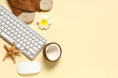 Fare, parmak arası terlik ve bej arkaplanda plaj dekoru olan bilgisayar klavyesi