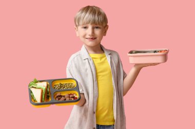 Pembe arka planda beslenme çantası olan küçük bir çocuk.