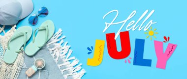 Mavi arka planda kapaklı, güneş gözlüklü ve taşınabilir elektrikli vantilatörlü terlikler.