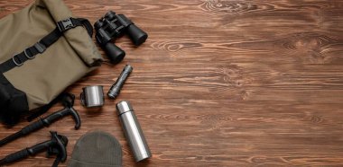 Metin için alanı olan tahta arkaplanda gezinmek için öge kümesi