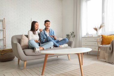 evde video oyunları oynarken mutlu genç Çift
