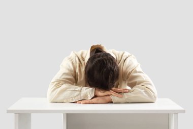 Masada arka planda duran endişeli adamın portresi