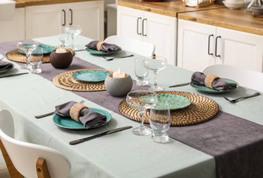 Akşam yemeği için servis edilen masa ve mutfakta yanan mumlar. Yakın çekim.