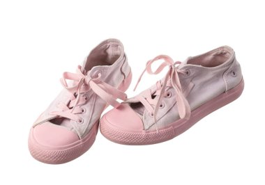 Uçan pembe ayakkabılar beyaz arka planda izole edilmiş.