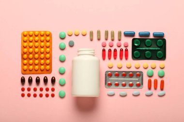 Pembe arka planda farklı haplar.