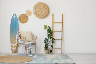 Sörf tahtası, koltuk ve merdiveni olan ışık odasının içi