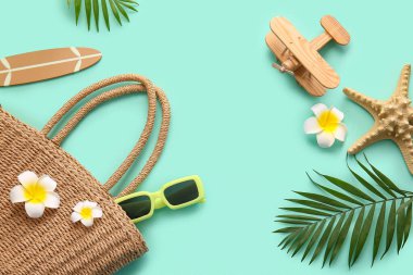 Plaj aksesuarları, dekoratif sörf tahtası ve turkuaz arka planda uçak.