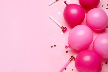 Hava balonları, şenlik boruları ve pembe arka planda konfetileri olan kompozisyon
