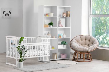 Raf ünitesi, beşik ve koltuk olan ışık kreşinin içi